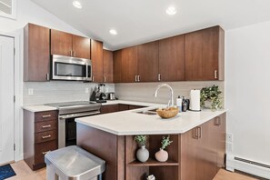 Kylskåp, mikrovågsugn, ugn och spishäll