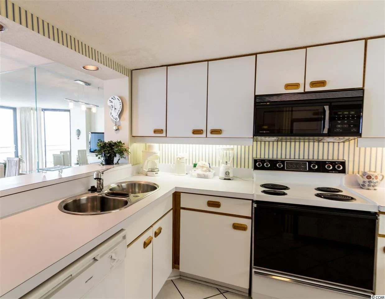 Frigorífico, microondas, cafetera o tetera y tostadora