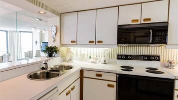 Frigorífico, microondas, cafetera o tetera y tostadora