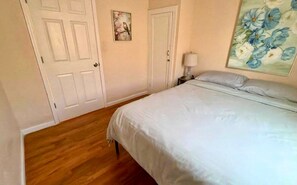 Strykjärn/strykbräda, wi-fi och sängkläder