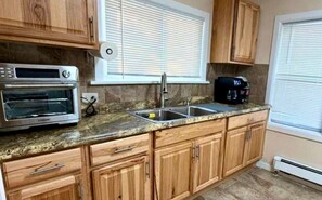 Kylskåp, mikrovågsugn, ugn och spishäll