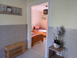1 dormitorio, tabla de planchar con plancha, wifi y ropa de cama