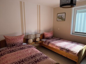 1 dormitori, planxa i posts de planxar, wifi i roba de llit 