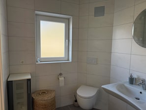 Regadera, secadora de cabello, toallas, papel de baño 