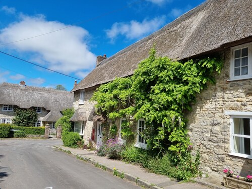 Chocolate Box Thatched Cottage - walking distance to the beach