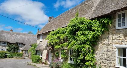 Chocolate Box Thatched Cottage - walking distance to the beach