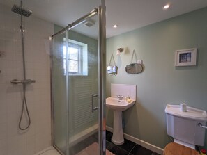 淋浴设施、吹风机、毛巾、肥皂