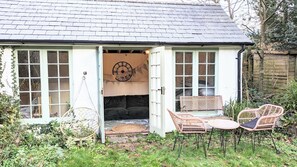 Terrace/patio - Chocolate Box Thatched Cottage - walking distance to the beach (Osmington)