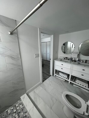 Secadora de cabello, toallas, jabón, papel de baño 