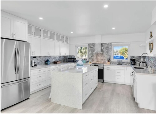 Private 5-bedroom villa with full canal access in Key Colony Beach