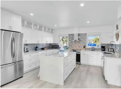 Private 5-bedroom villa with full canal access in Key Colony Beach