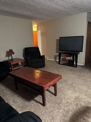 Smart TV - 4 bedroom house with central air located in the heart of Savanna. (Savanna)
