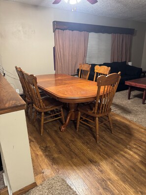 Dining - 4 bedroom house with central air located in the heart of Savanna. (Savanna)