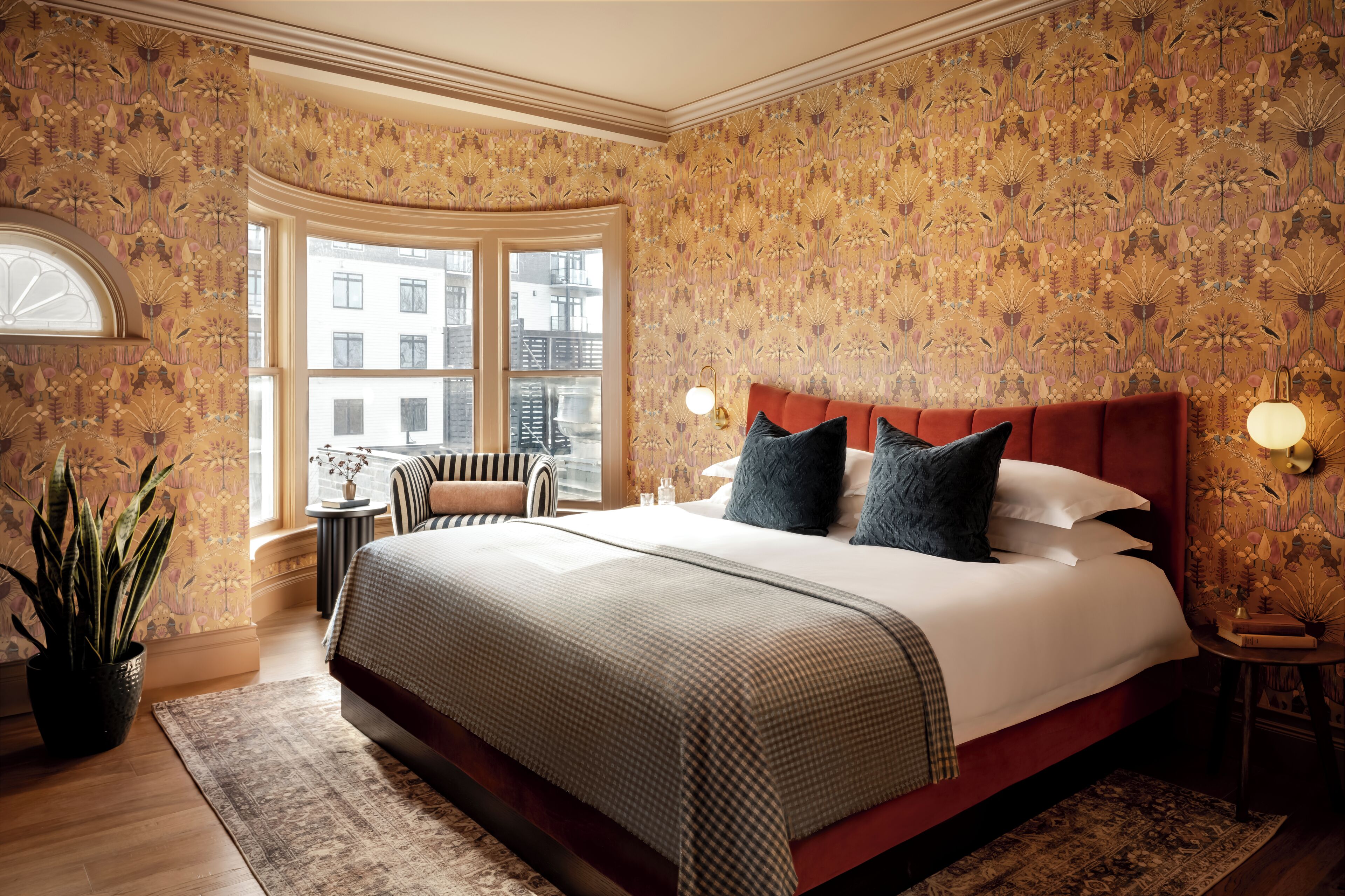 奢华套房 | 客房内保险箱、特色装修、特色家居、熨斗/熨板