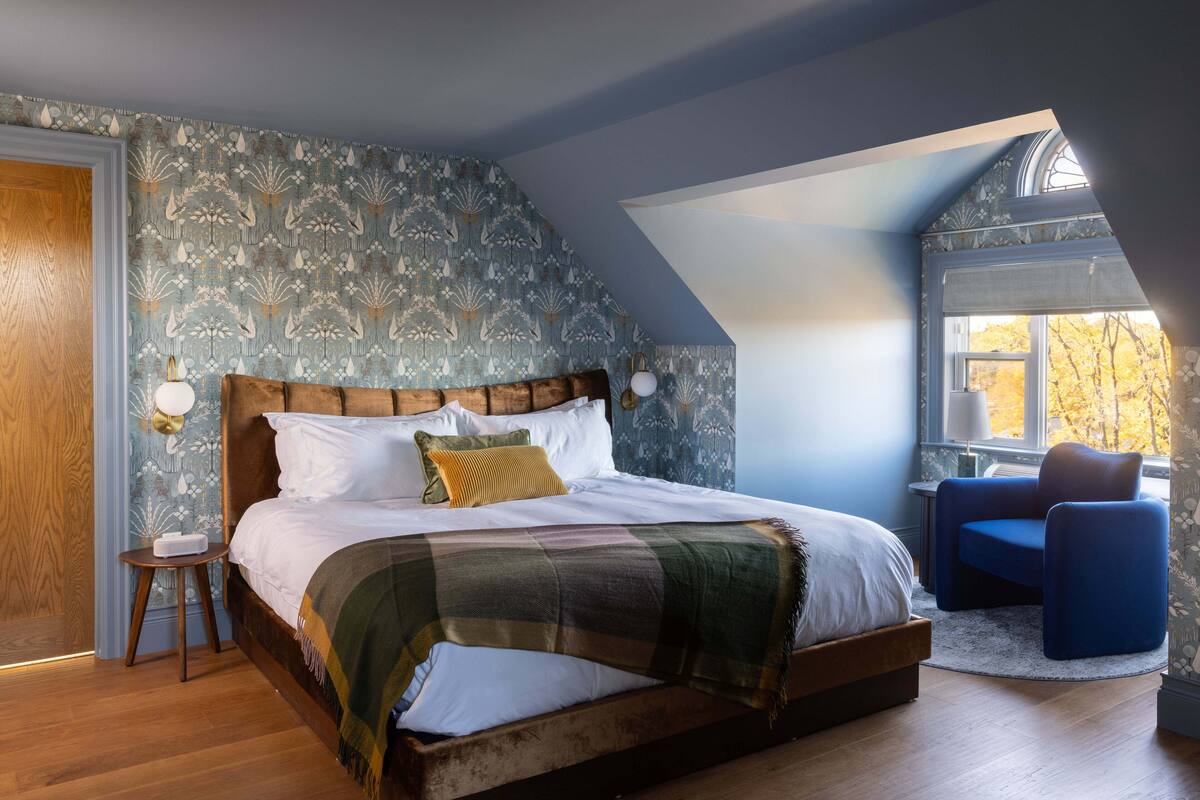 Luxury-Suite, Blick auf den Innenhof | Zimmersafe, Bügeleisen/Bügelbrett, kostenloses WLAN