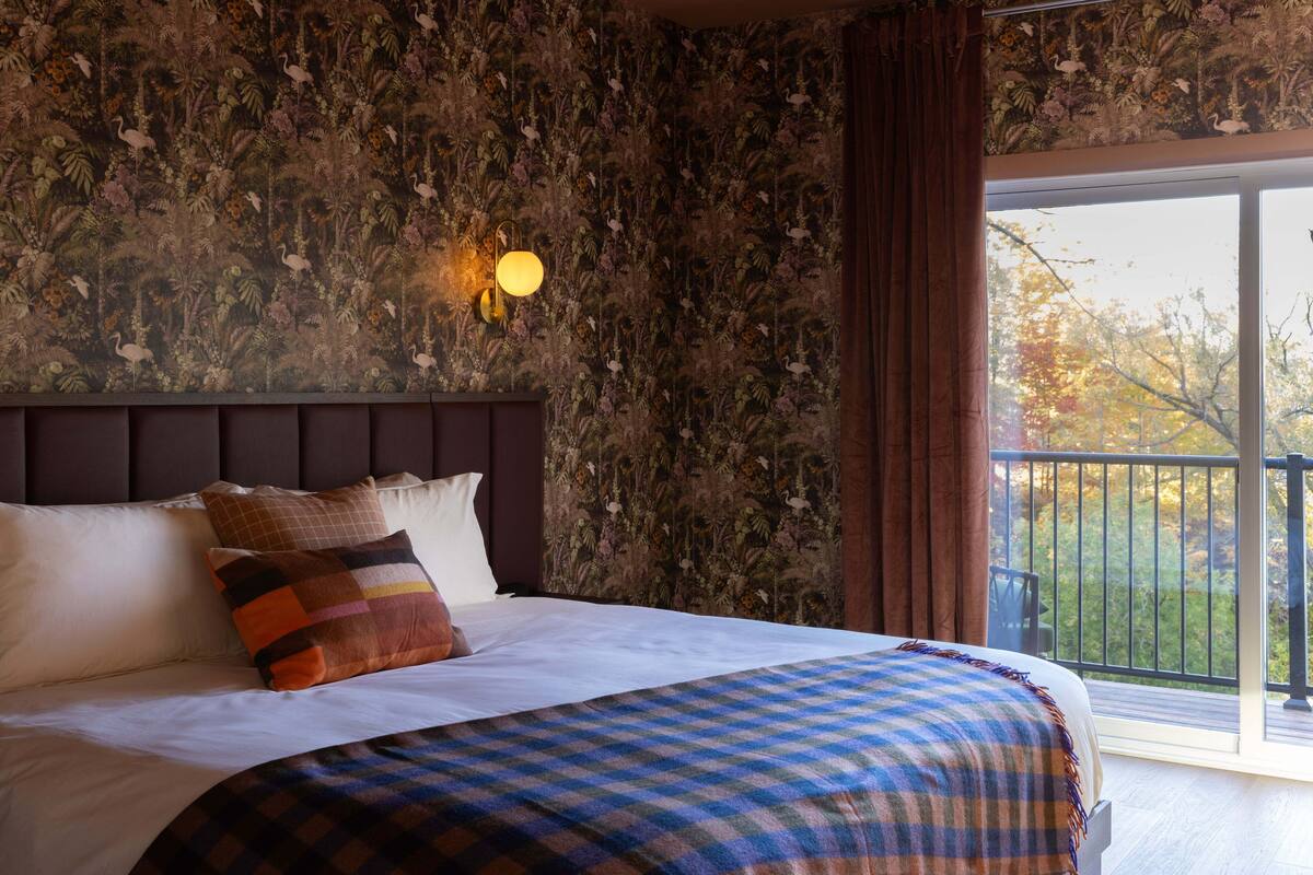 Superior-Zimmer, 1 King-Bett, Hafenblick | Zimmersafe, Bügeleisen/Bügelbrett, kostenloses WLAN