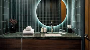Superior Room, 1 King Bed | Bathroom