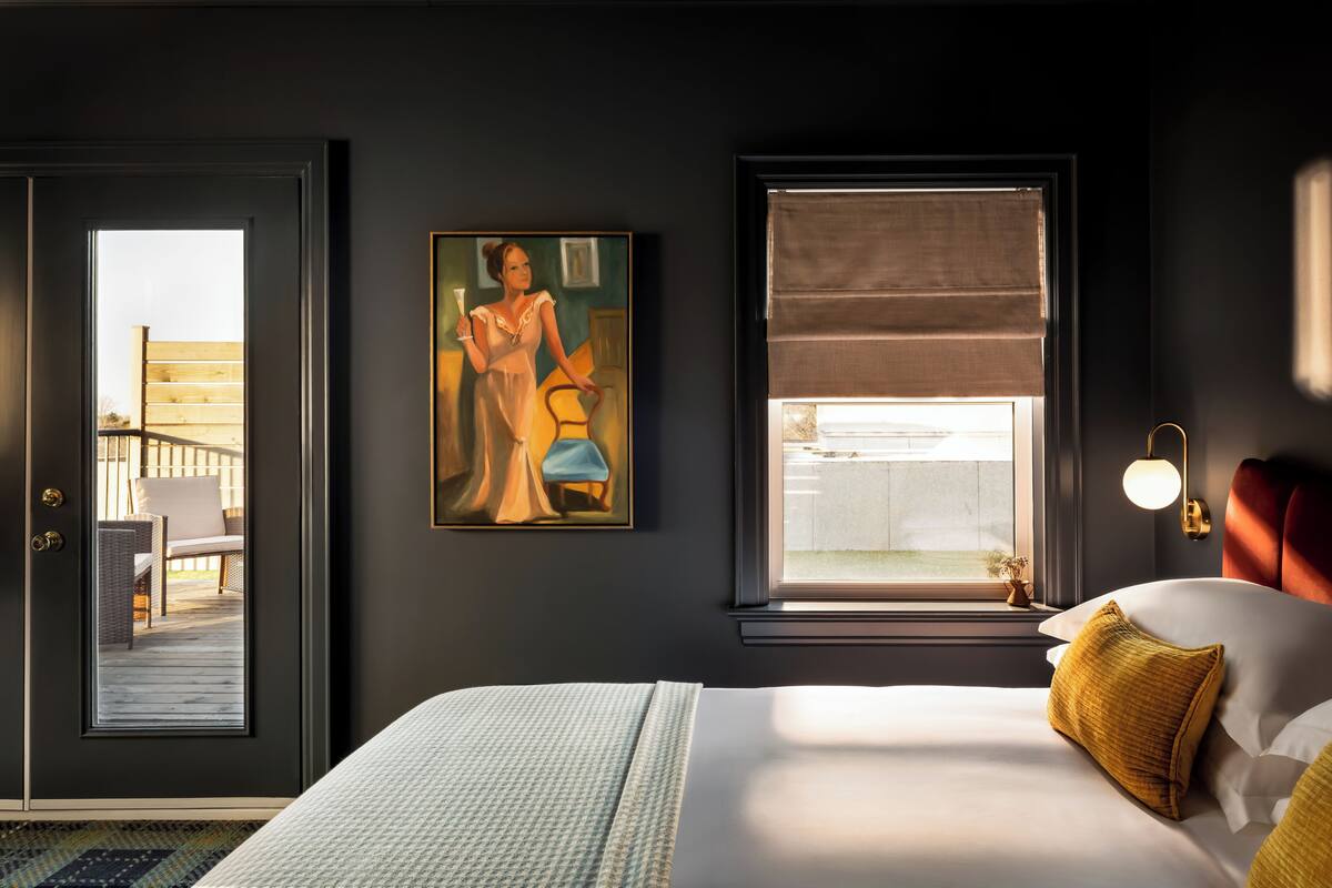 Phòng Suite Cao cấp | Két bảo mật tại phòng, trang trí khác biệt