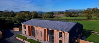 The Gathering Barn | Hot Tub | Sleeps 12 | Luxury Countryside Views |