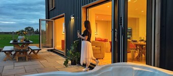 The Gathering Barn | Hot Tub | Sleeps 12 | Luxury Countryside Views |