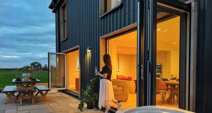 The Gathering Barn | Hot Tub | Sleeps 12 | Luxury Countryside Views |