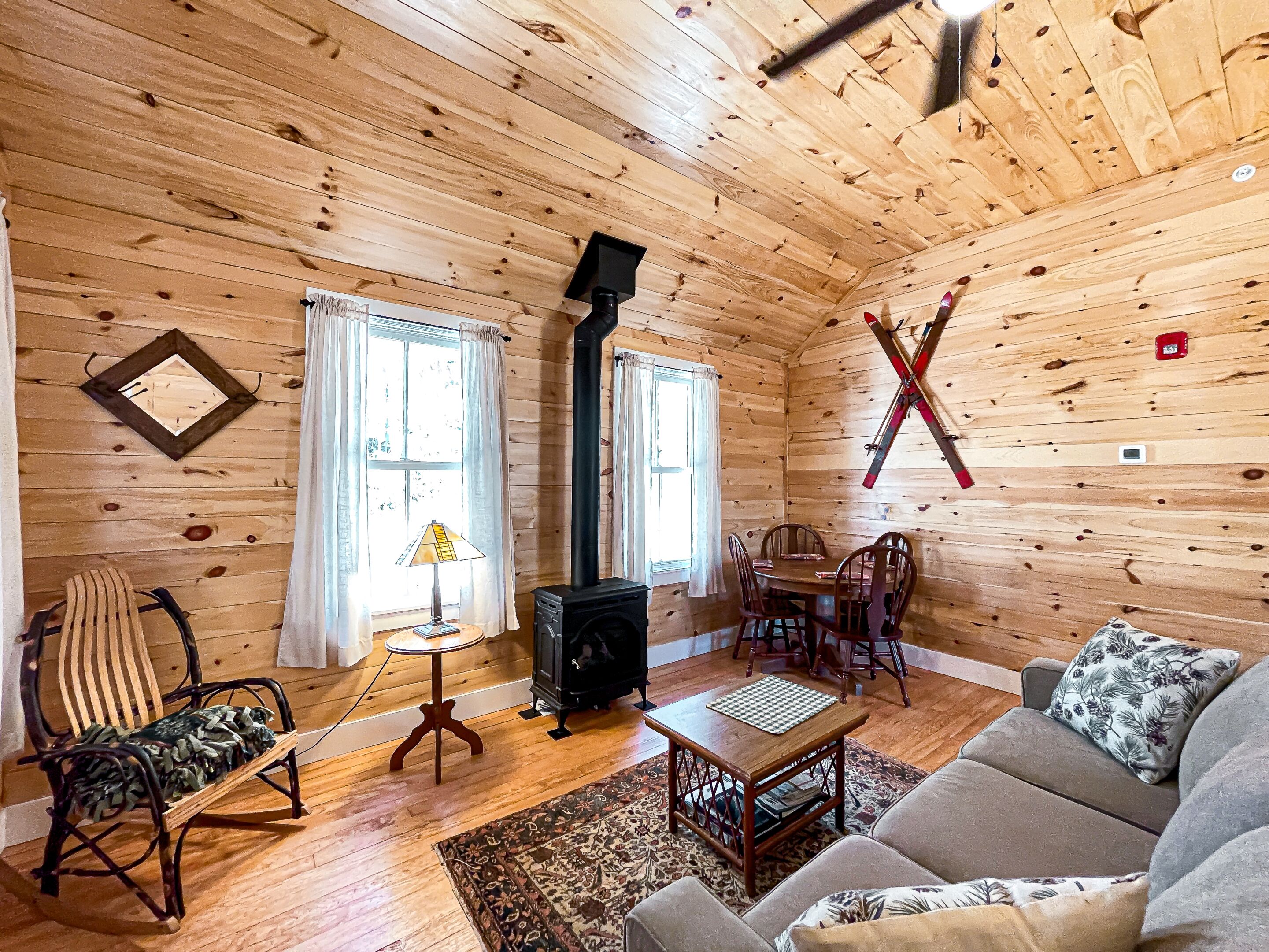 Nhà gỗ, sân hiên, quang cảnh một phần hồ