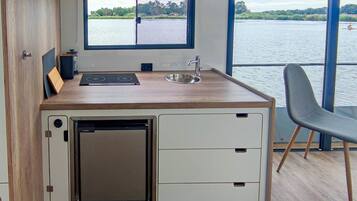 Kühlschrank, Herdplatte, Wasserkocher mit Kaffee-/Teezubehör