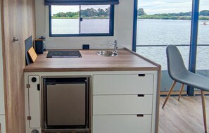 Kühlschrank, Herdplatte, Wasserkocher mit Kaffee-/Teezubehör