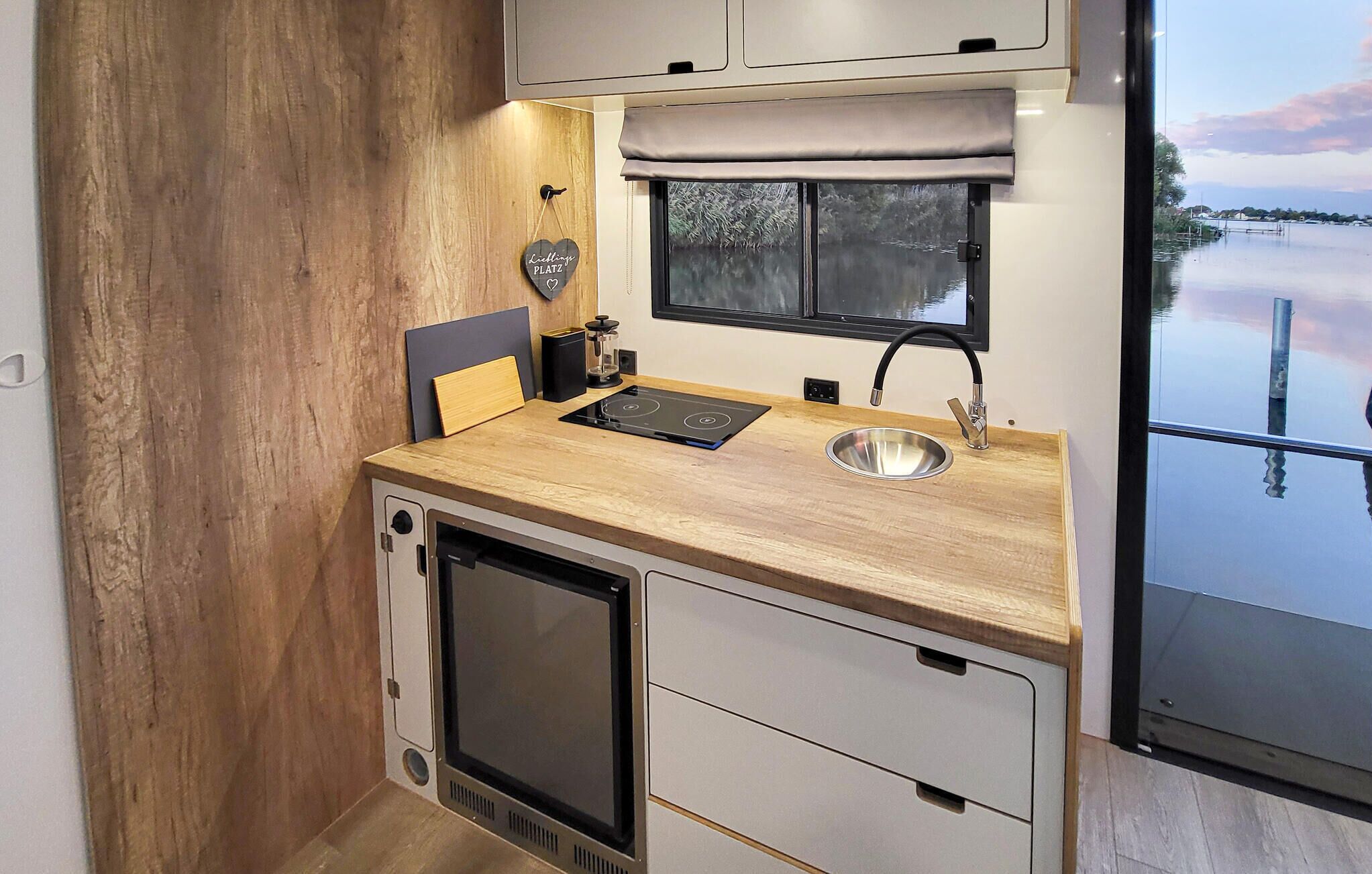 Kühlschrank, Herdplatte, Wasserkocher mit Kaffee-/Teezubehör