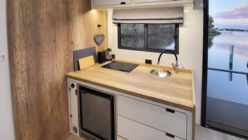 Kühlschrank, Herdplatte, Wasserkocher mit Kaffee-/Teezubehör