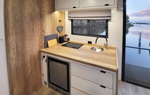 Réfrigérateur, plaque de cuisson, cafetière/bouilloire