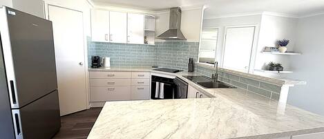 Refrigerador, microondas, horno y parrilla de estufa