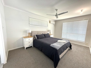 4 bedrooms, iron/ironing board, WiFi, bed sheets