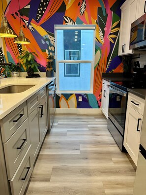 Kylskåp, mikrovågsugn, ugn och spishäll