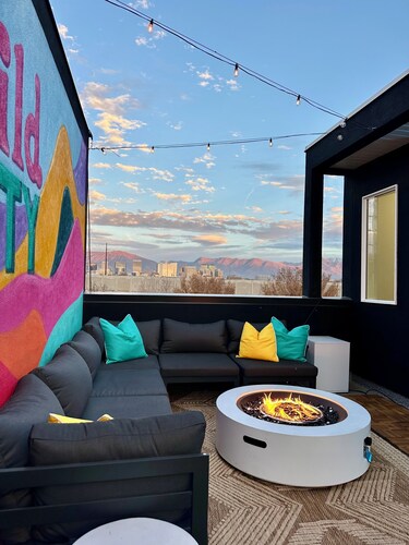 Downtown retreat, rooftop patio, EV charger, games, stocked kitchen, TVs/desks