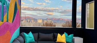 Downtown retreat, rooftop patio, EV charger, games, stocked kitchen, TVs/desks