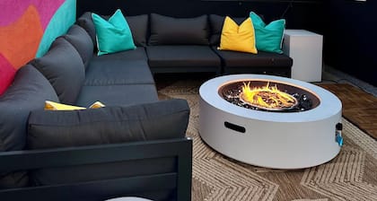 Downtown retreat, rooftop patio, EV charger, games, stocked kitchen, TVs/desks