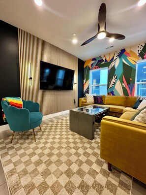 Smart-tv, bordsfotboll, böcker och ett musikbibliotek