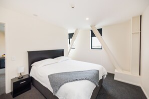 3 Schlafzimmer, Schreibtisch, Bügeleisen/Bügelbrett, Reisekinderbett