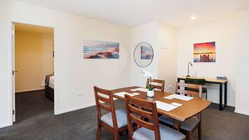 3 chambres, bureau, fer et planche Ă repasser, lit parapluie