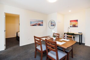 3 Schlafzimmer, Schreibtisch, Bügeleisen/Bügelbrett, Reisekinderbett