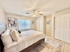 3 bedrooms, iron/ironing board, free WiFi, bed sheets - new listing (Phoenix)