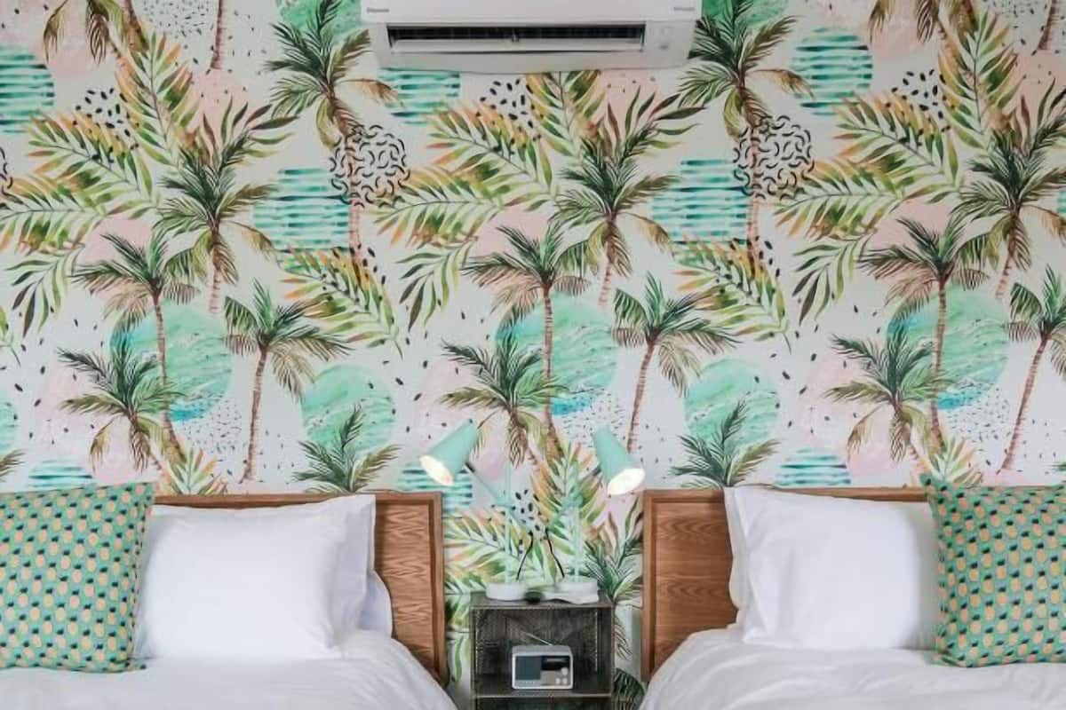 Deluxe Room, Courtyard View | Desk, blackout drapes, free WiFi