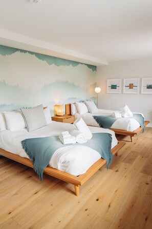 Design-Zimmer, 2 Queen-Betten, Blick auf den Innenhof | Hochwertige Bettwaren, Betten mit Memory-Foam-Matratzen