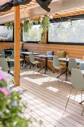 รับประทานอาหารกลางแจ้ง