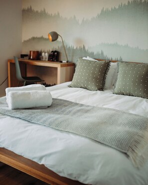 Design Room, 1 Queen Bed, Courtyard View | Premium bedding, memory-foam beds, individually decorated, desk - Penny's Motel & Apres (Thornbury)