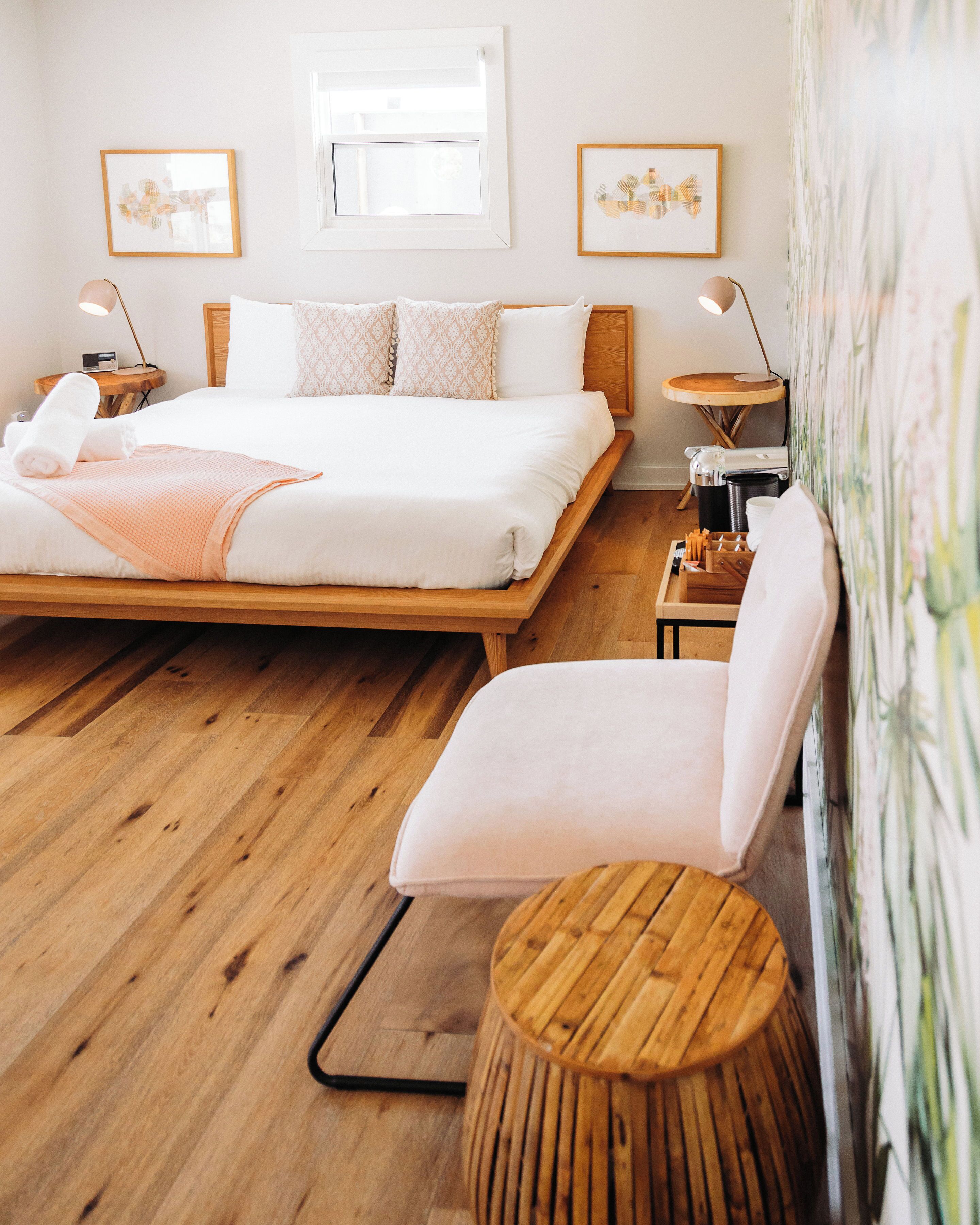 Deluxe Room, 1 King Bed, Courtyard View