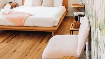 Deluxe Room, 1 King Bed, Courtyard View