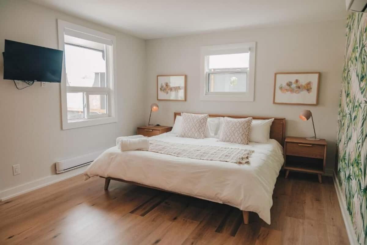 Deluxe Room, Courtyard View | Desk, blackout drapes, free WiFi