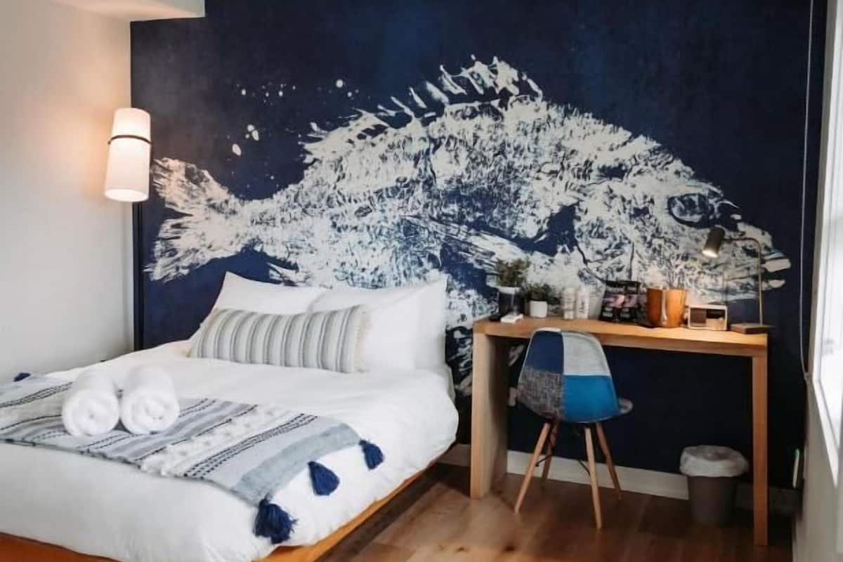 Deluxe Room, Courtyard View | Desk, blackout drapes, free WiFi